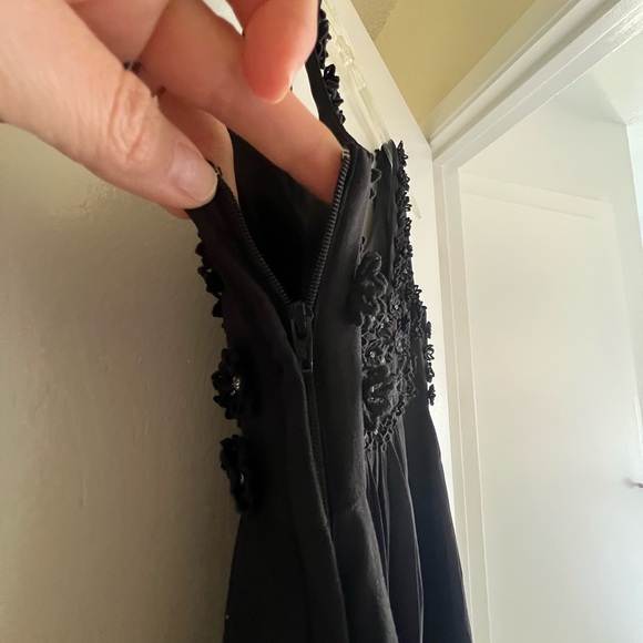 🖤Betsey Johnson🩷 Size 4 Elegant Black Evening Gown with 3D floral rhinestones - Picture 4 of 8